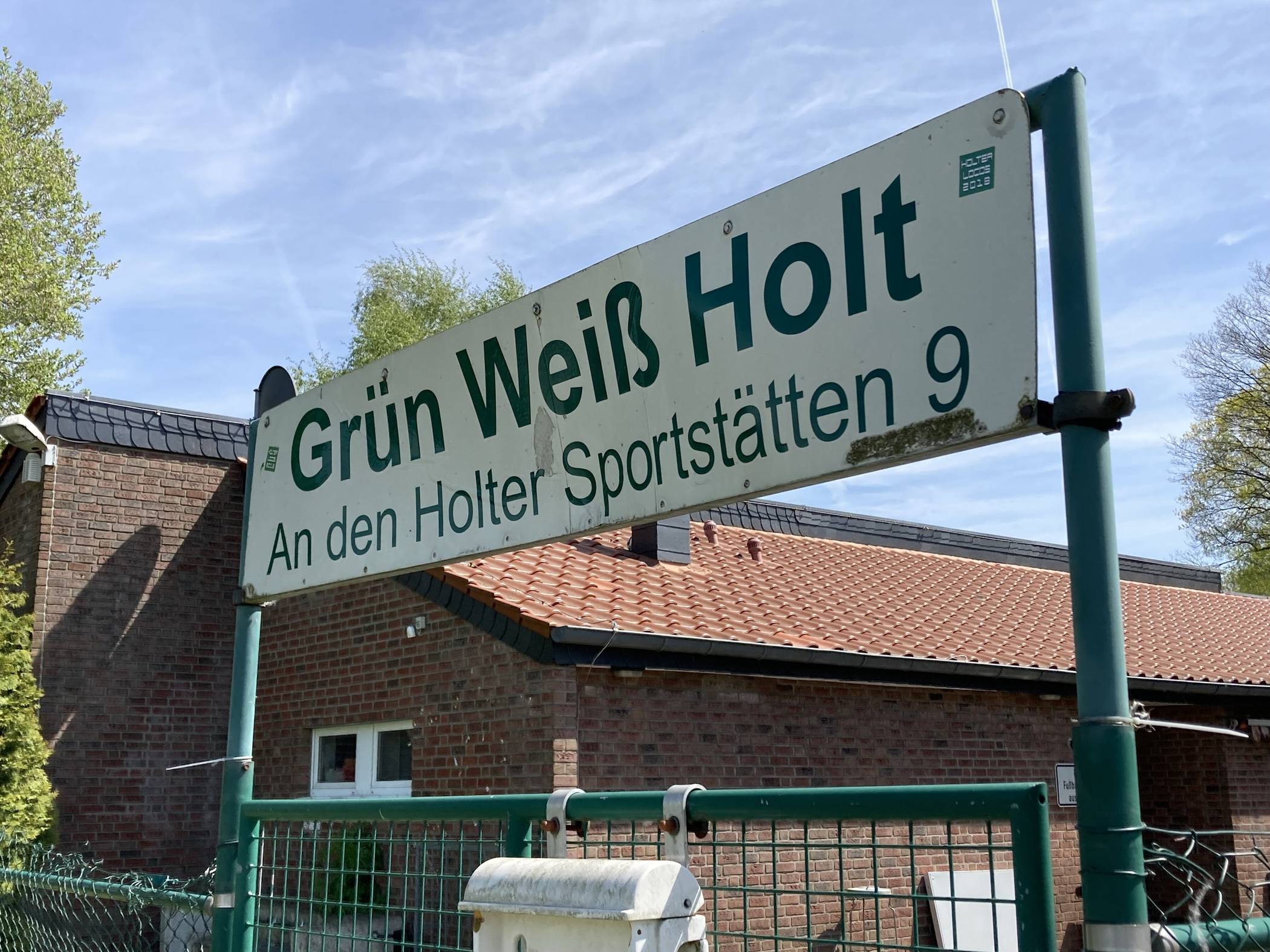 Gruen-Weiss Holt Schild an der Sportstaette