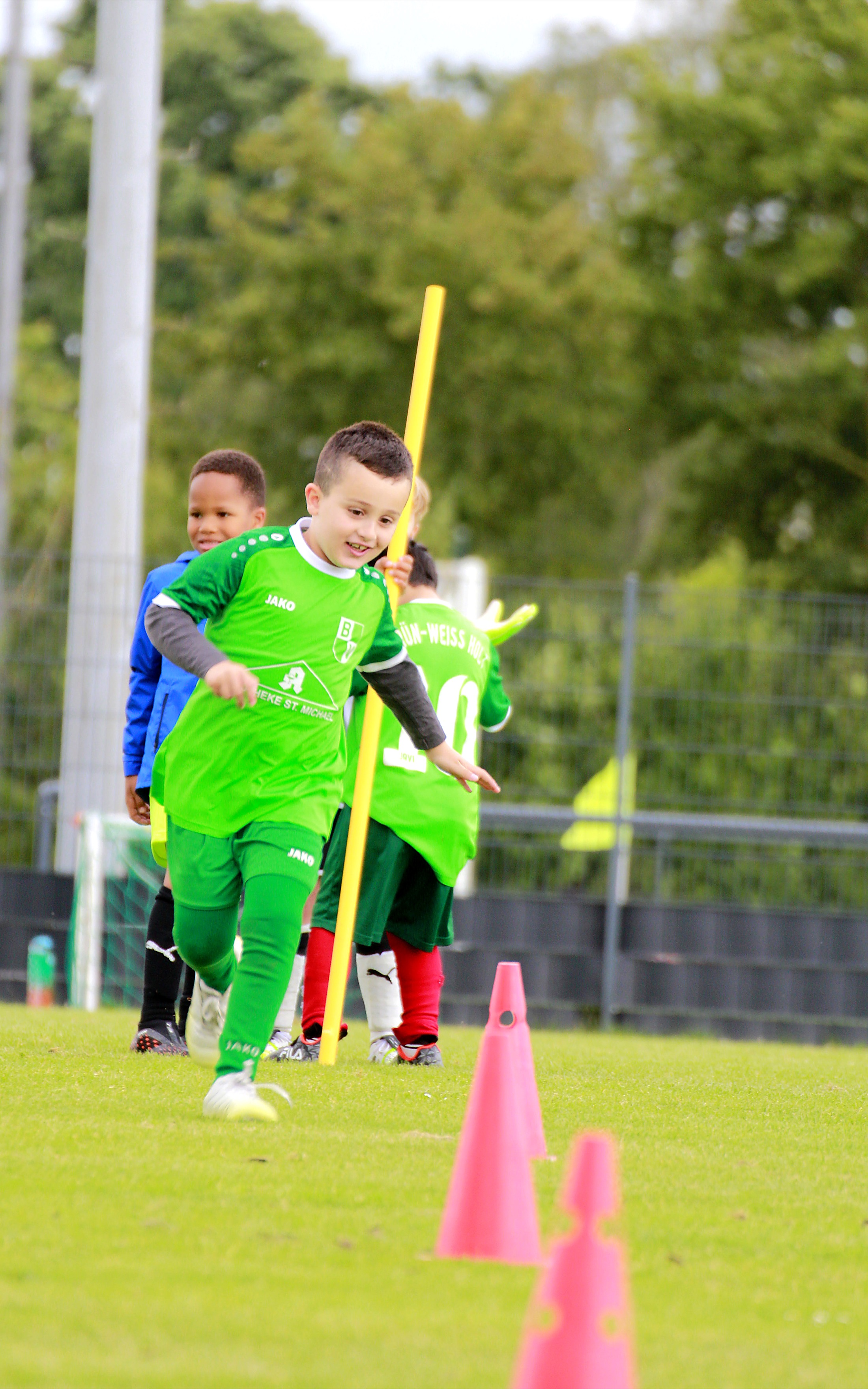 Kinder laufen im Slalomtraining nach vorne