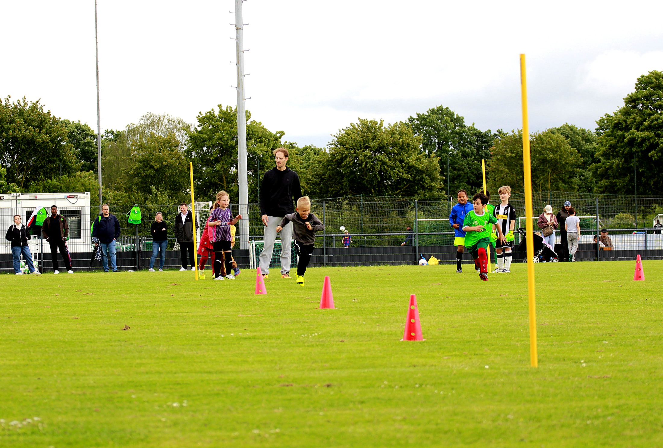 Kinder laufen über den Fußballplatz