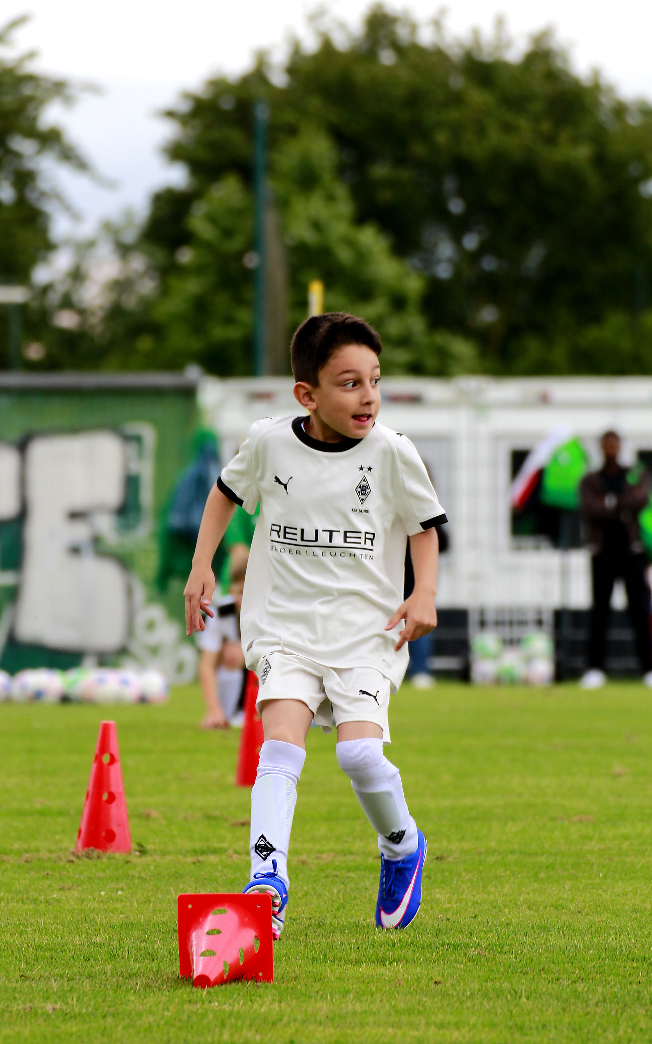 Kind beim Slalomtraining