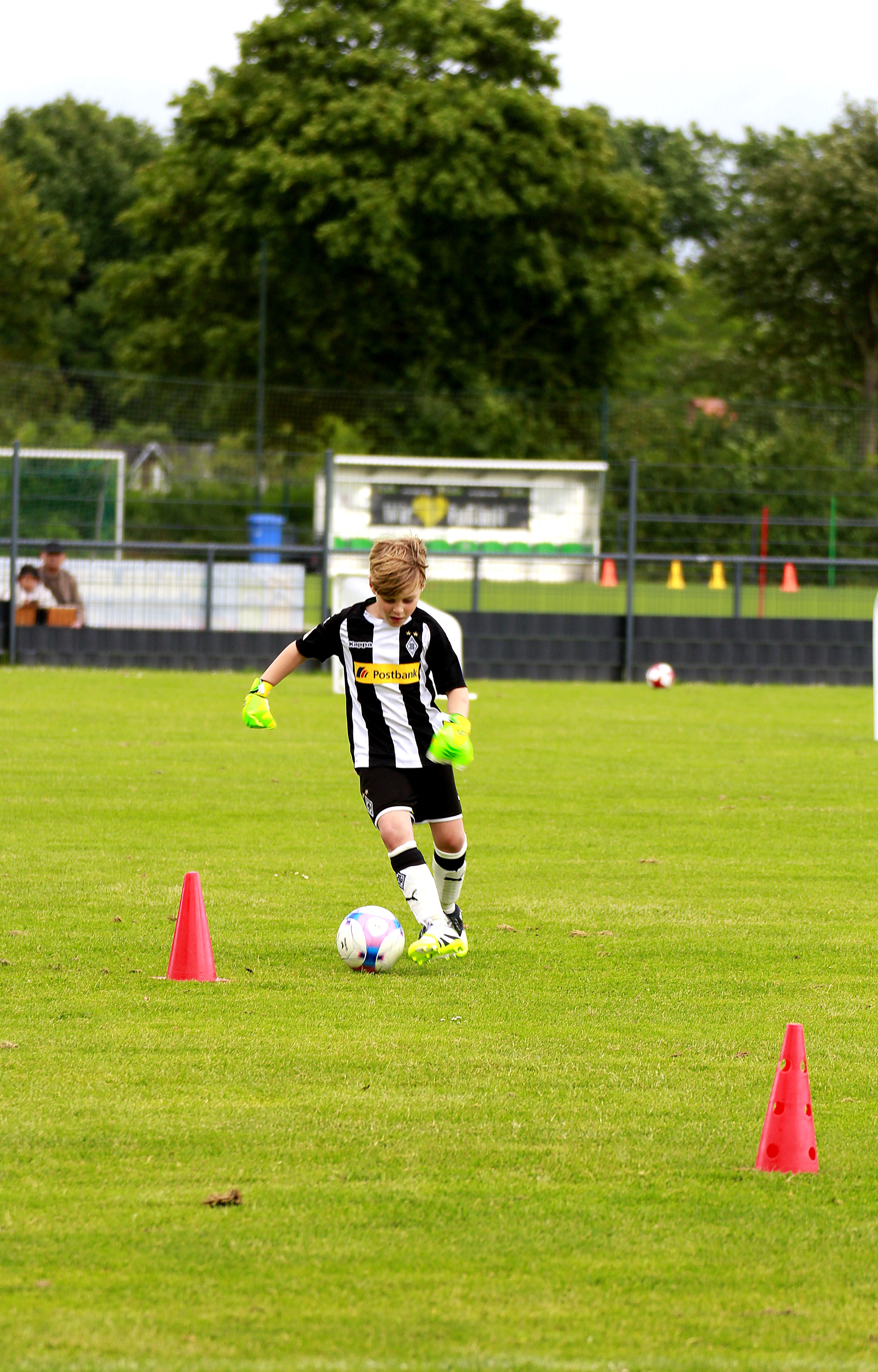 Mehrere Kinder laufen dem Ball hinterher