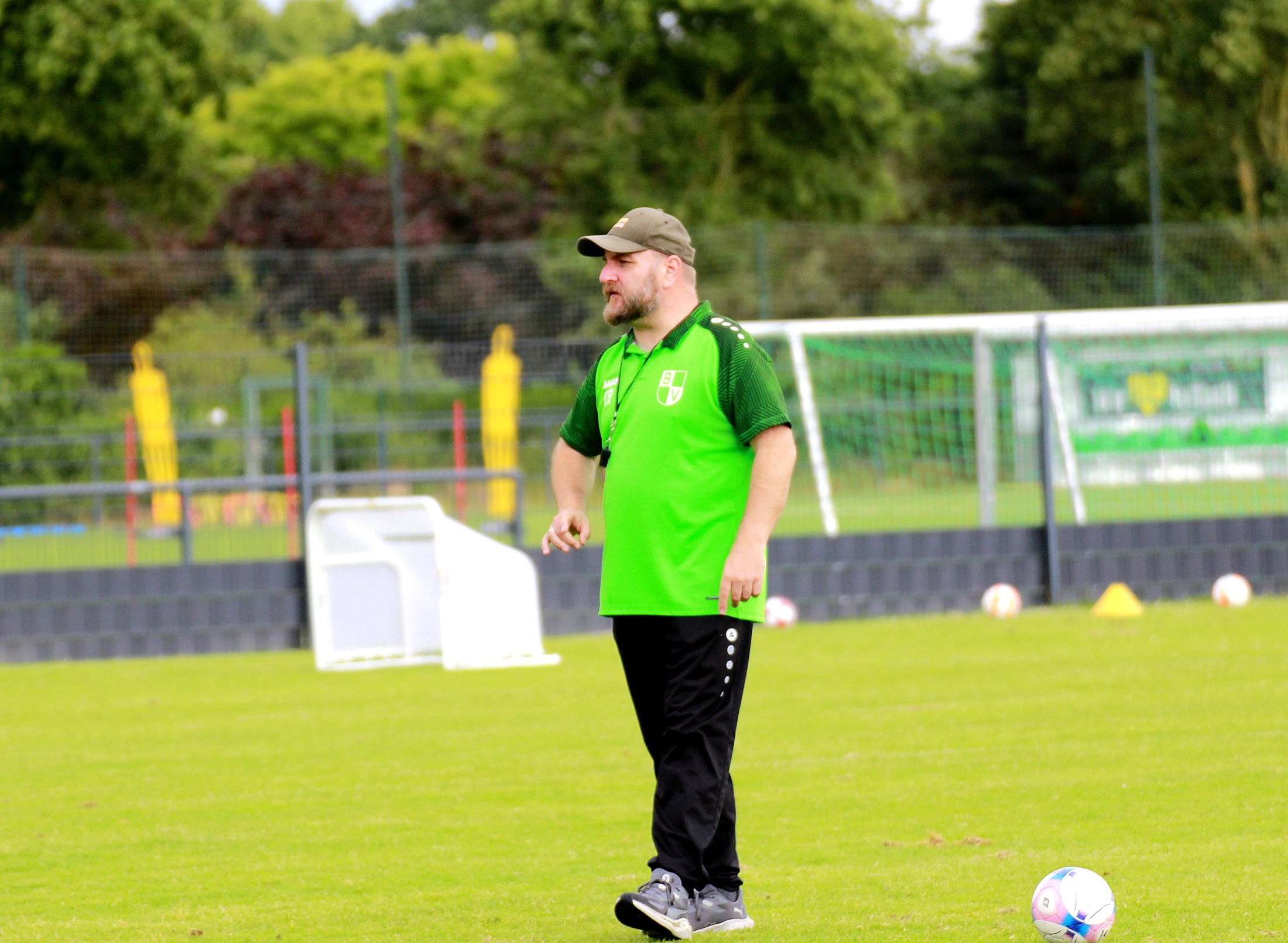 Trainer auf dem Fußballplatz