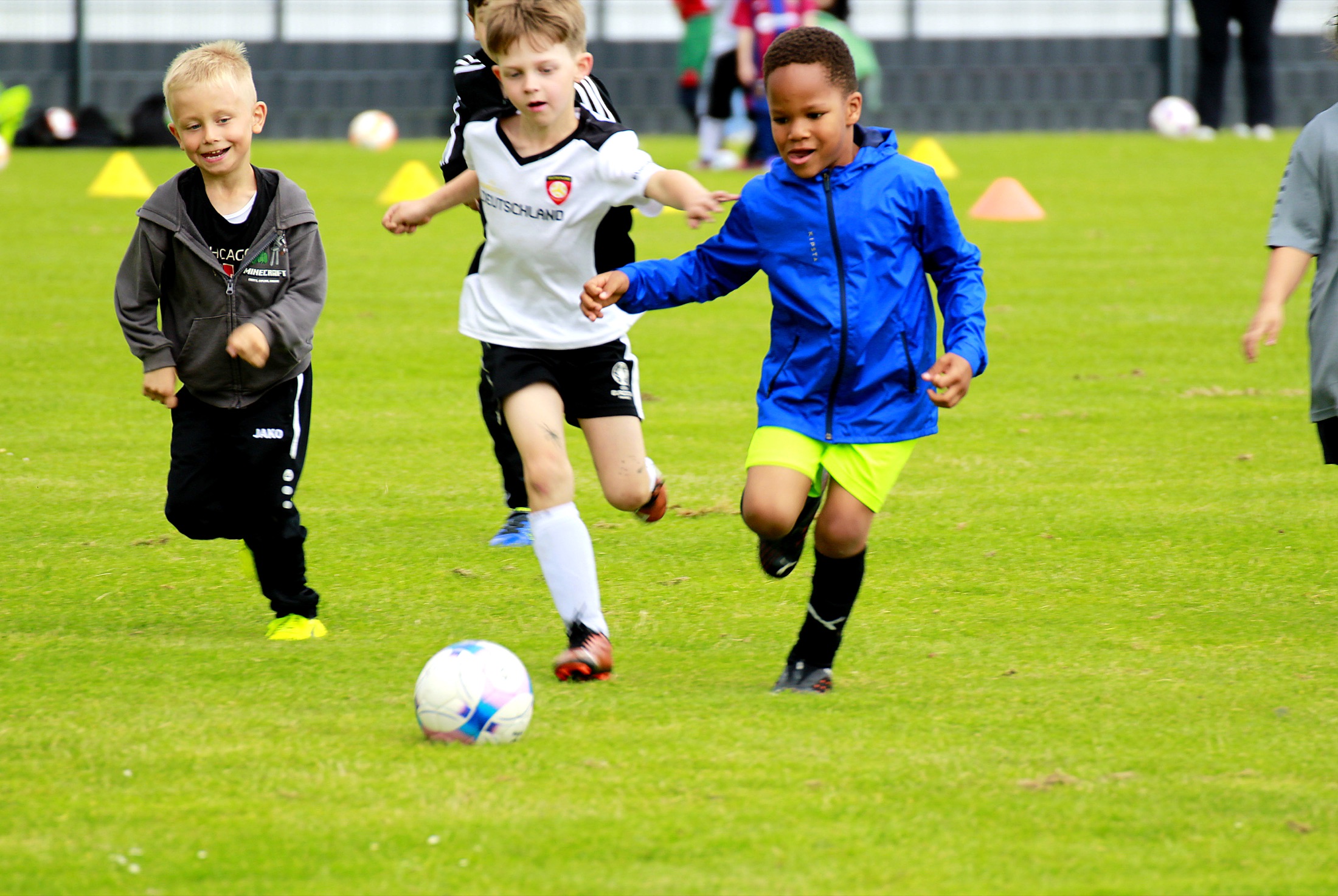 Kind in Nahaufnahme beim Dribbling