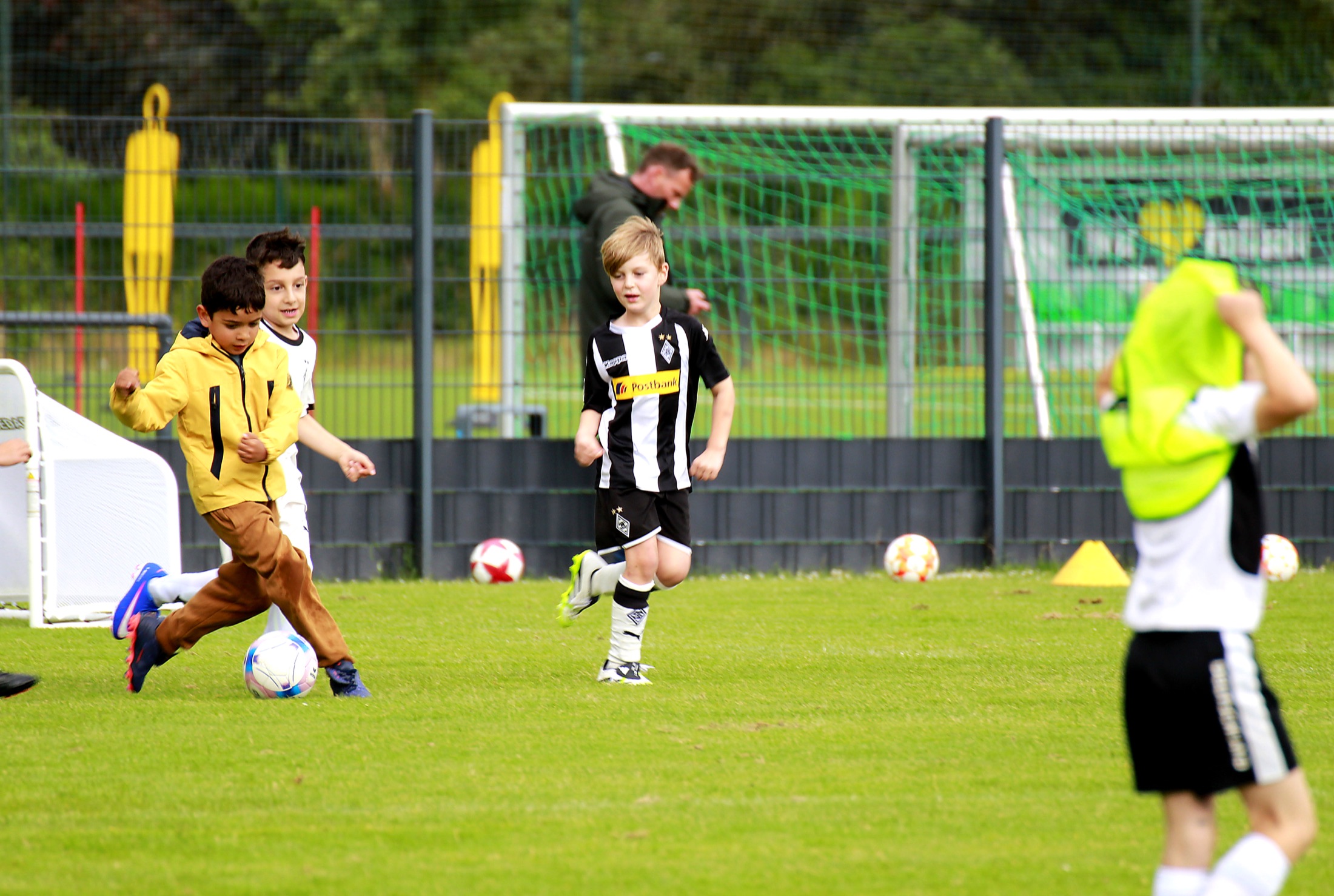 Kinder laufen im Spiel in Richtung Ball