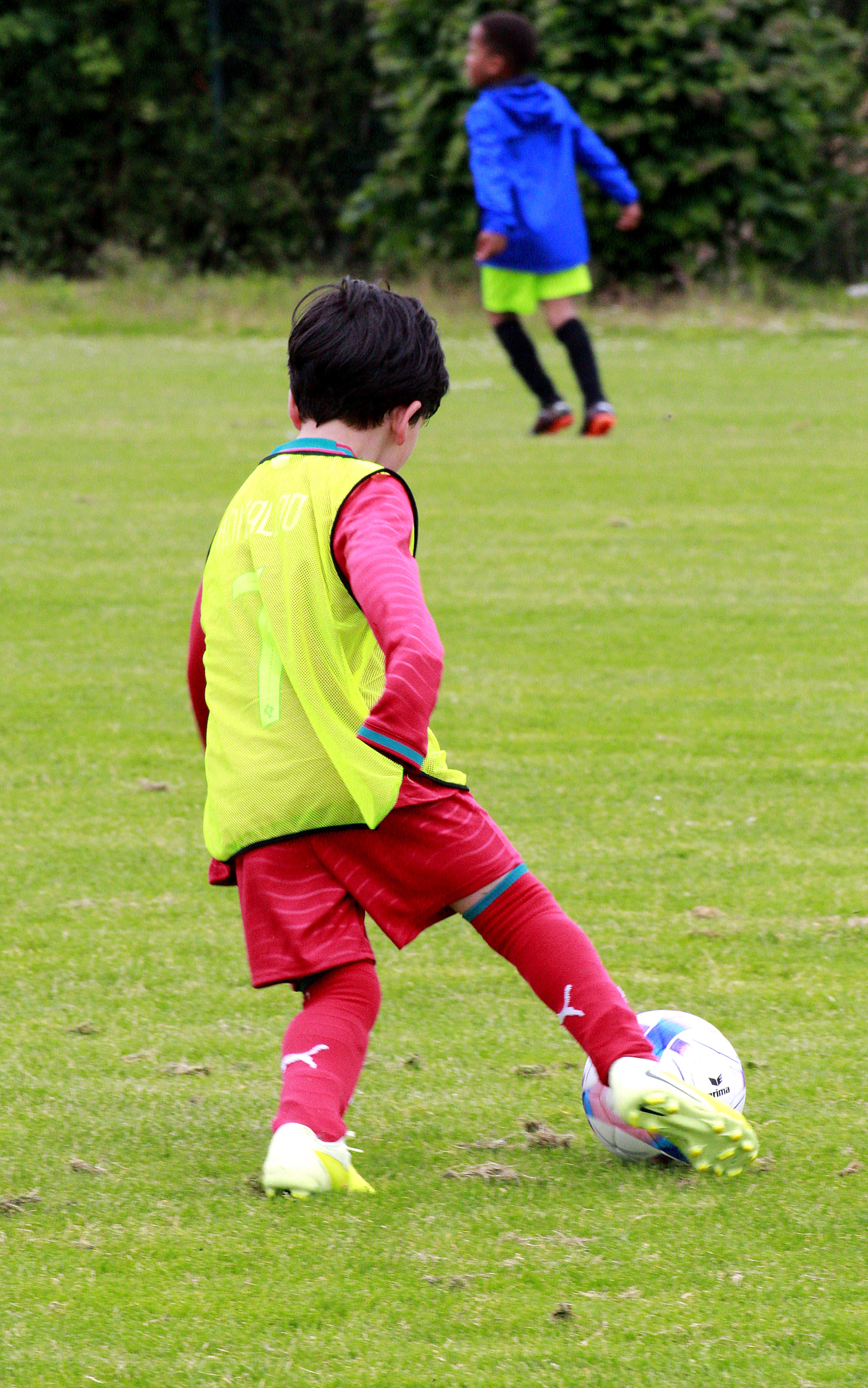 Kind im Slalom mit Ball